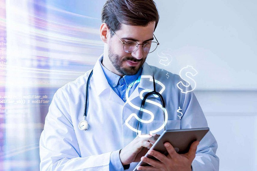 Médico analisando finanças