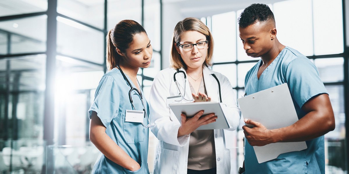 Profissionais de saúde discutindo gestão